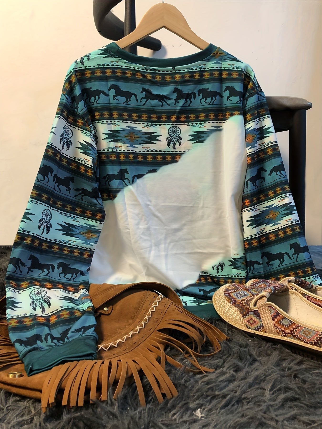 Women's Vintage Bull Head Print Crew Neck Sweatshirt – Soft Long Sleeve with Tribal Pattern, Perfect for All Seasons