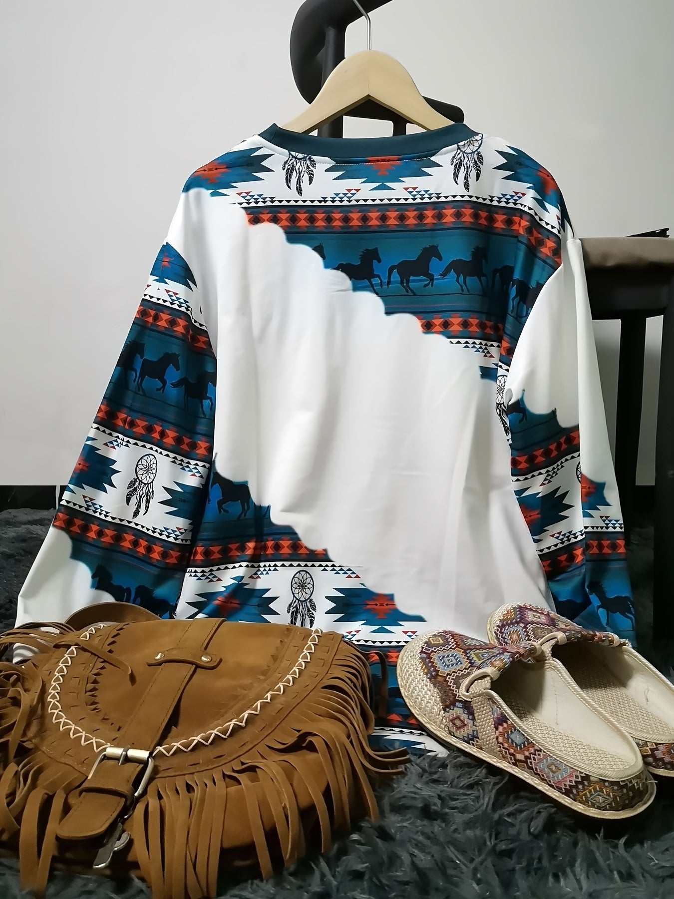 Women's Aztec Print Crew Neck Sweatshirt – Soft, Casual Long Sleeve, Perfect for Fall & Winter