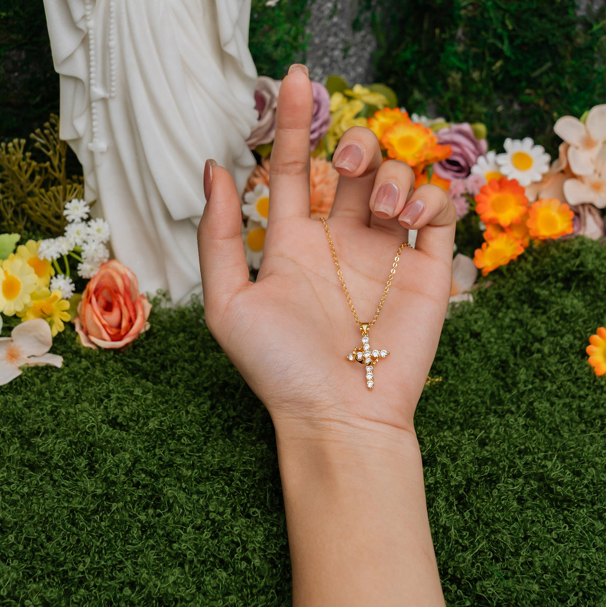 Radiant Cross Necklace – Gold Christian Faith Pendant of Light and Grace